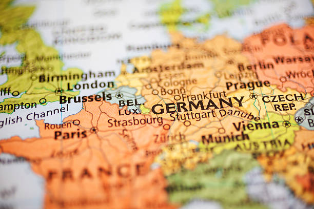nations: karte der europäischen ländern. fokus auf deutschland. - deutschlandkarte stock-fotos und bilder