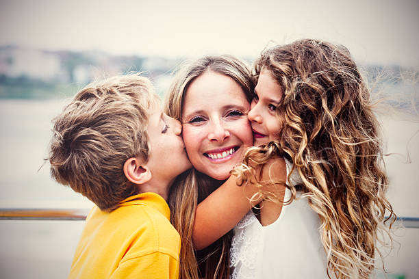 real heureuse mère avec ses enfants - famille avec deux enfants photos et images de collection