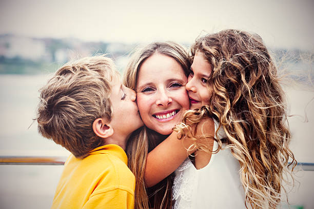 real mãe feliz com seus filhos - família com dois filhos - fotografias e filmes do acervo