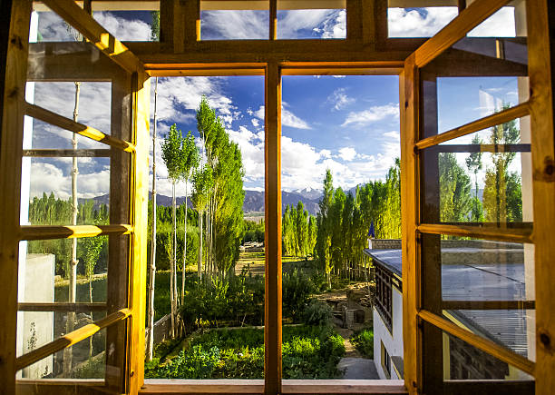 vista desde la ventana en el paisaje. - wood window fotografías e imágenes de stock