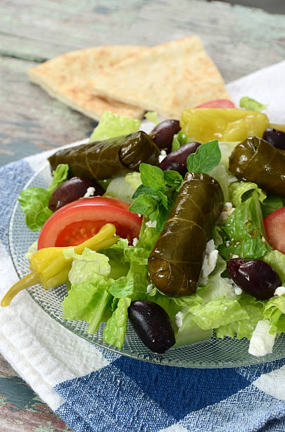 griechischer salat mit dolmades - antipasto salad pepperoncini cheese stock-fotos und bilder