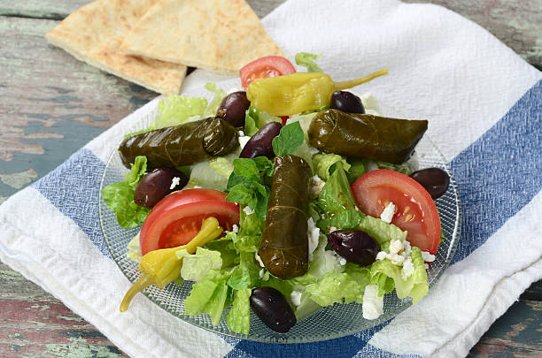 ensalada griega con dolmades - antipasto salad pepperoncini cheese fotografías e imágenes de stock