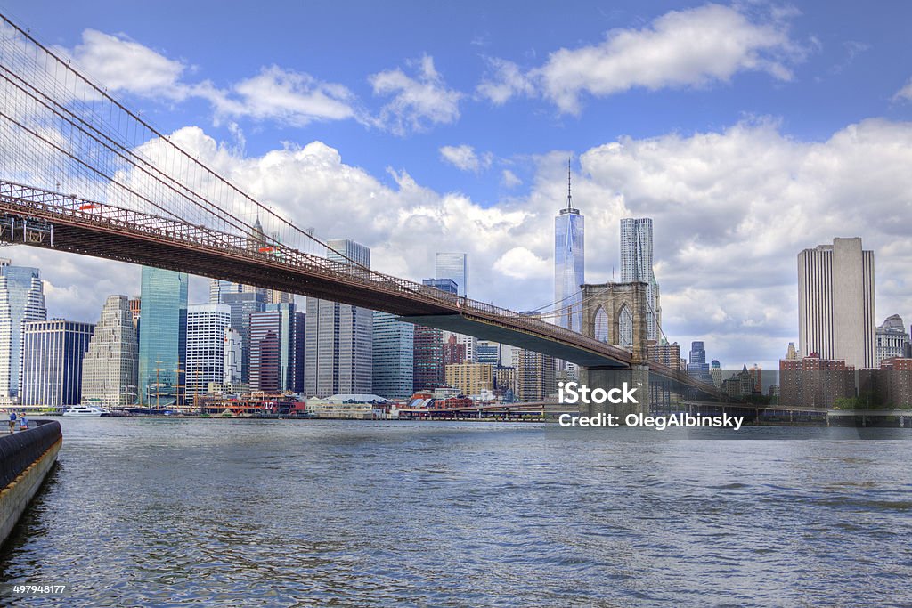 Puente de Brooklyn, Nueva York perfilados contra el horizonte y World Trade Center. - Foto de stock de Aire libre libre de derechos