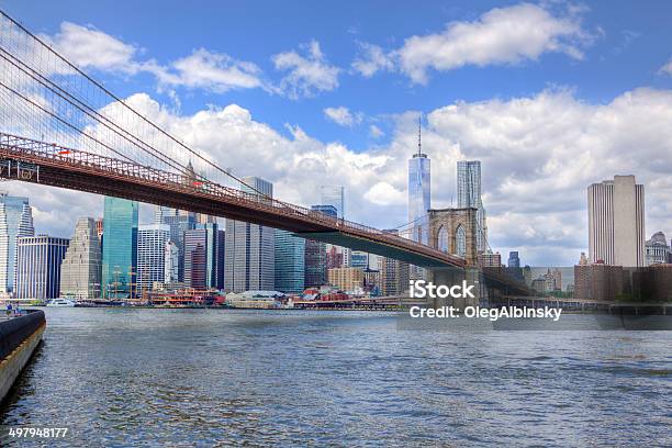 Puente De Brooklyn Nueva York Perfilados Contra El Horizonte Y World Trade Center Foto de stock y más banco de imágenes de Aire libre