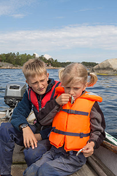 deluso pesca fratelli con piccole sorprese spiacevoli. - sweden fishing child little boys foto e immagini stock