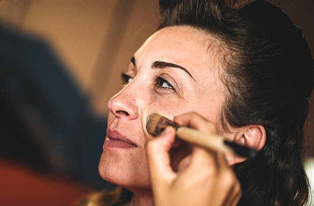 compõem o artista em ação no belo rosto - make up makeup artist make up brush applying - fotografias e filmes do acervo