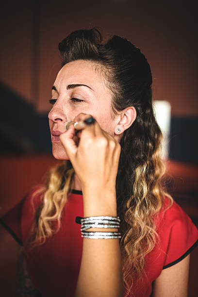 compõem o artista em ação no belo rosto - applying make up - fotografias e filmes do acervo