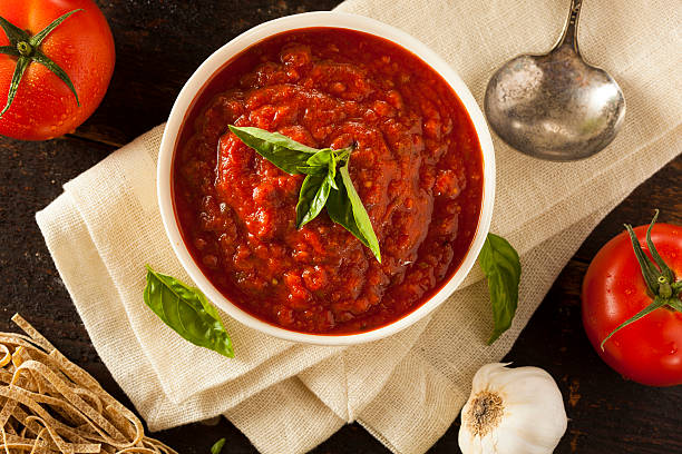 hausgemachte rote italienische marinara-sauce - sauces stock-fotos und bilder