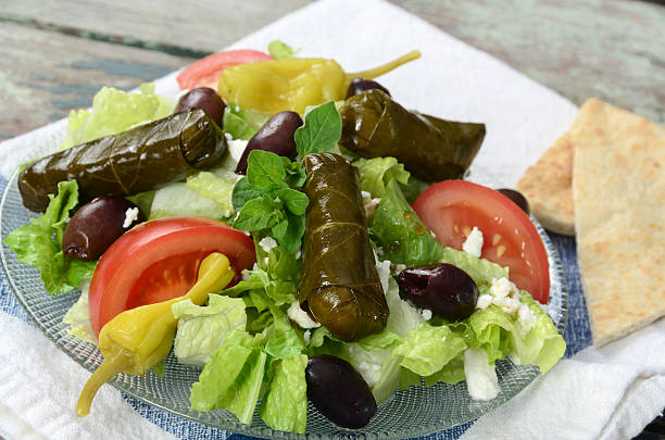 ensalada griega con dolmades - antipasto salad pepperoncini cheese fotografías e imágenes de stock