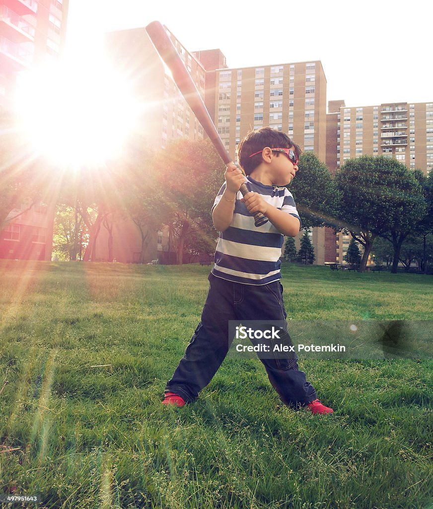 Boy の芝地での野球観戦 - 2歳から3歳のロイヤリティフリーストックフォト