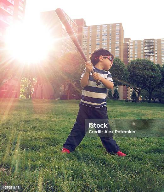 Boy の芝地での野球観戦 - 2歳から3歳のストックフォトや画像を多数ご用意 - 2歳から3歳, 4歳から5歳, アメリカ合衆国