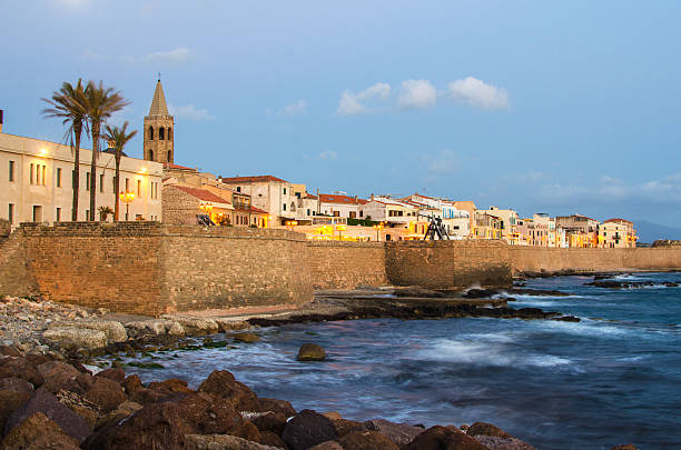 alghero, sardinia island en la puesta de sol - alghero fotografías e imágenes de stock