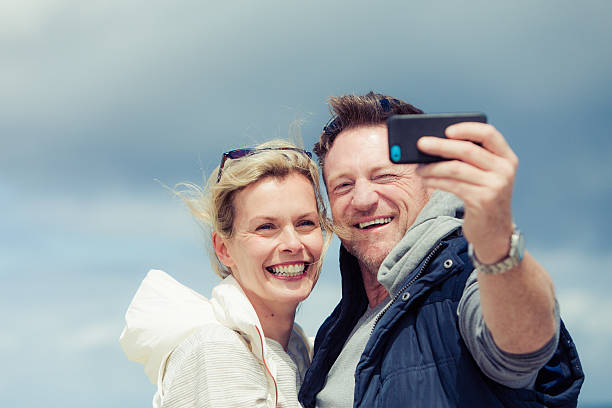 Pareja Madura Sacar Una Foto A Sí Mismos Con Cellphone - Banco de fotos e imágenes de stock - iStock Pareja Madura Sacar Una Foto A Sí Mismos Con Cellphone - Banco de fotos e imágenes de stock - iStock