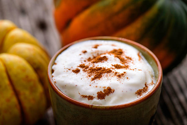 galão especiarias de abóbora - latté pumpkin spice coffee imagens e fotografias de stock