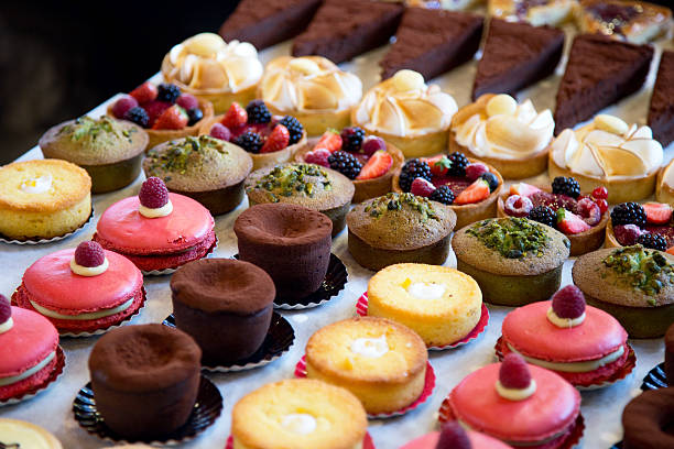 frisch gebackene kuchen - dessert fotos stock-fotos und bilder