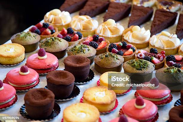 Photo libre de droit de Des Gâteaux banque d'images et plus d'images libres de droit de Dessert - Dessert, Boulangerie, Pâtisseries et feuilletés