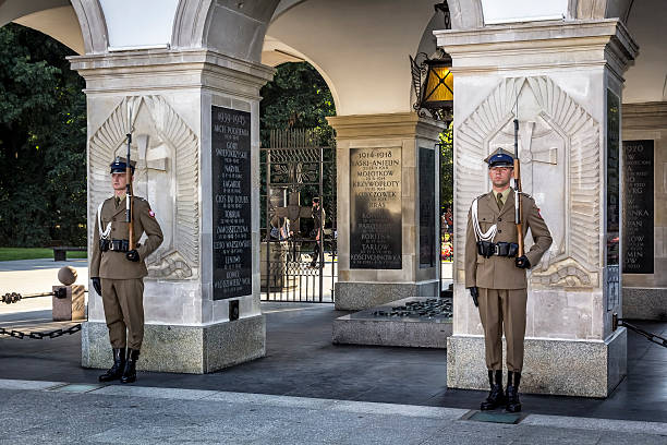 polaco guarda de honra, no túmulo do soldado desconhecido - guard of honor imagens e fotografias de stock