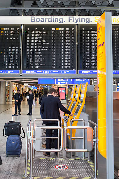 les comptoirs d'enregistrement automatique de lufthansa de l'aéroport - self service check in passenger people frankfurt photos et images de collection