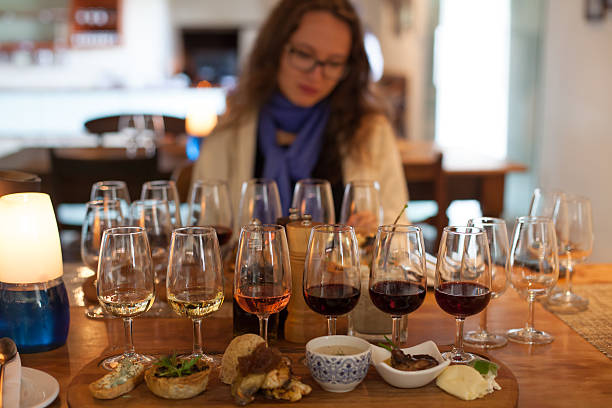 degustação de vinho com comida acompanhados por uma linda garota - stellenbosch - fotografias e filmes do acervo