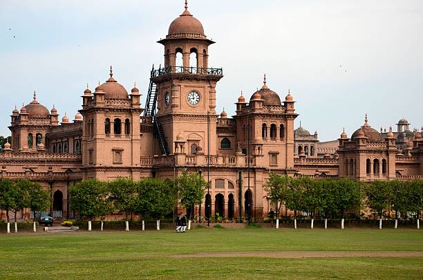 dome e edifício principal do islamia college, university peshawar paquistão - black ladder white staircase - fotografias e filmes do acervo