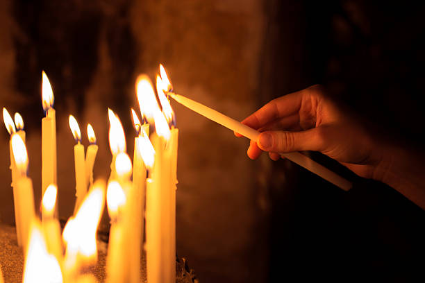 velas de iluminação de mulher em uma igreja - church indoors inside of monastery imagens e fotografias de stock