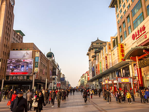 menge von leuten in der einkaufsstraße von peking - store market china city street stock-fotos und bilder