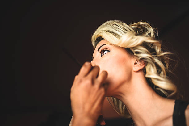 compõem o artista em ação no belo rosto - make up makeup artist make up brush applying - fotografias e filmes do acervo