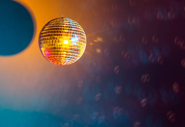 bola espejo - disco ball 1970s style 1980s style nightclub fotografías e imágenes de stock