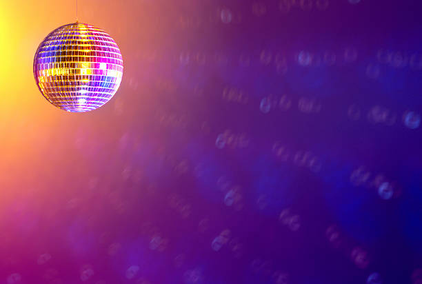 bola de espejo con luces de discoteca - disco ball 1970s style 1980s style nightclub fotografías e imágenes de stock
