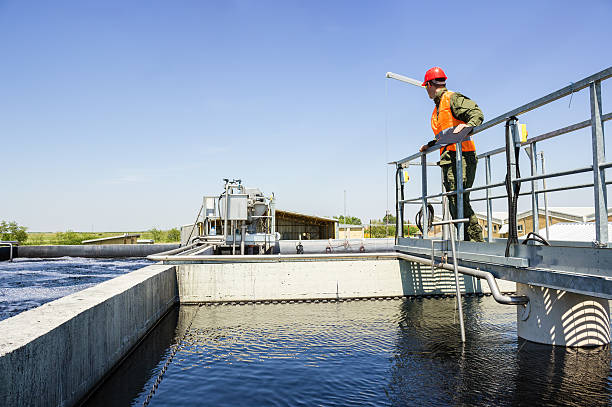 człowiek monitor filtrowania wody w zakładzie. - water system zdjęcia i obrazy z banku zdjęć