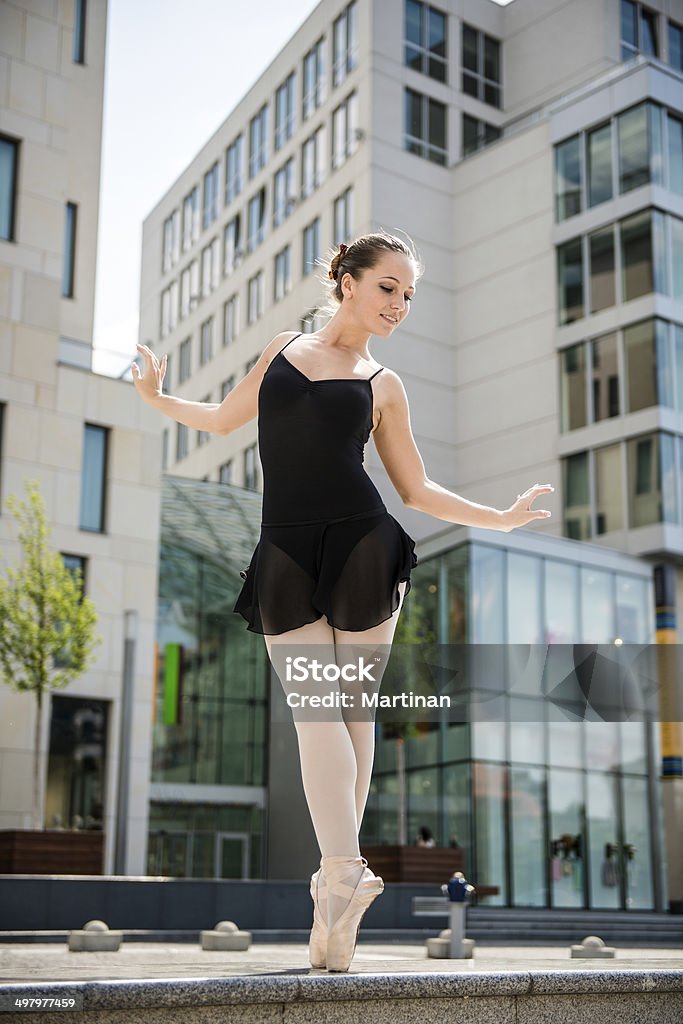 Ballerina di danza in strada - Foto stock royalty-free di Adulto