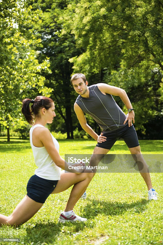 Warm up-coppia, esercizi prima di fare jogging - Foto stock royalty-free di Abbigliamento sportivo