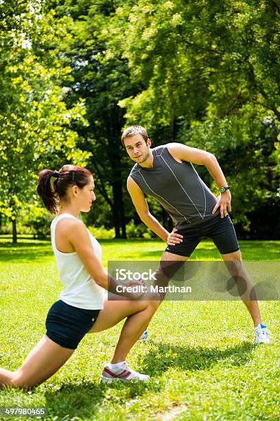 Warm Upcoppia Esercizi Prima Di Fare Jogging - Fotografie stock e altre immagini di Abbigliamento sportivo - Abbigliamento sportivo, Adulto, Allegro