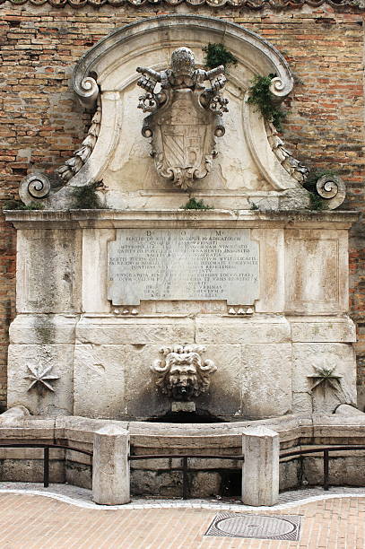 fountain of benedict xiii в урбино - renaissance baroque style sculpture human face стоковые фото и изображения