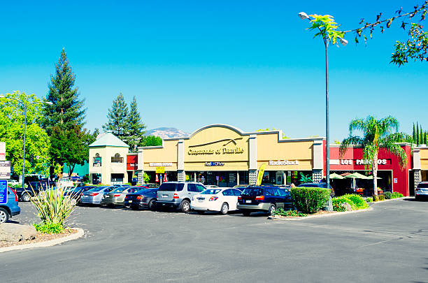 danville, en californie, états-unis - strip mall shopping mall road street photos et images de collection