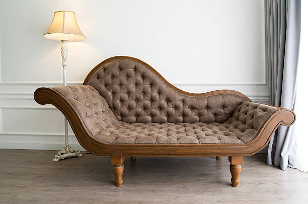 sofá marrom com olhar luxuoso - armchair sofa leather brown imagens e fotografias de stock