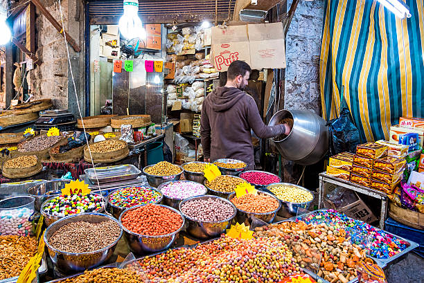 souq mercato nel centro di amman, giordania - jordan amman market people foto e immagini stock