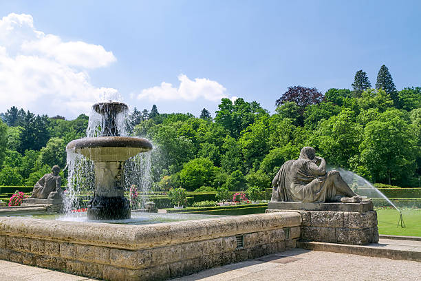 fontana nel parco di rose.  germania, baden-baden. - baden baden green street fountain foto e immagini stock