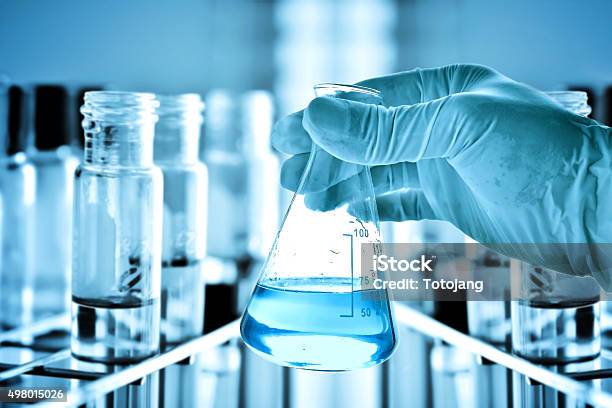 플라스크 In 과학자 손 및 검사 튜브 랙에 실험실에 대한 스톡 사진 및 기타 이미지 - 실험실, 화학-물리적 묘사, 화학-과학
