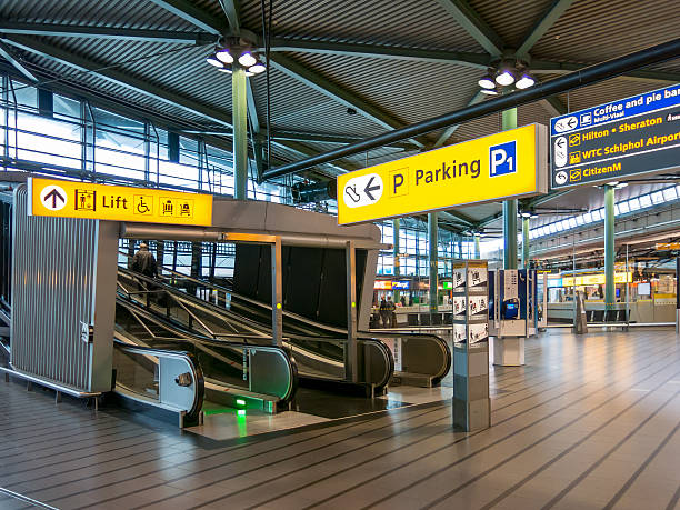 schiphol amsterdam airport, holland - schiphol stockfoto's en -beelden