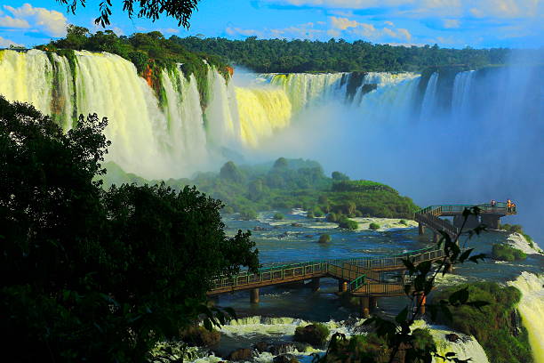 туристы на мост-водопад игуасу в бразилии, южная америка - iguazú стоковые фото и изображения