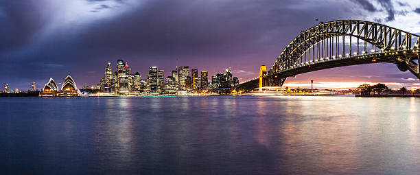 небоскребы центра города и сиднейский харбор бридж - sydney australia skyline sydney harbor harbor стоковые фото и изображения