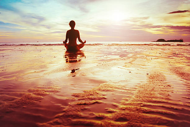 yoga en la playa - equanimity fotografías e imágenes de stock