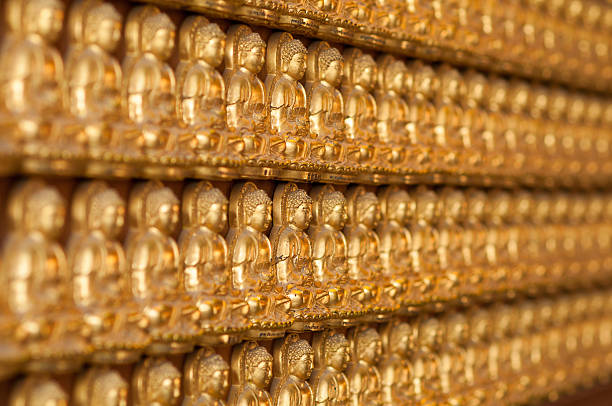 ten thousand goldenen buddhas futter bis an die wand - venerable stock-fotos und bilder