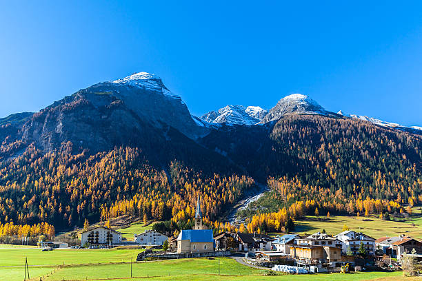 美しい bergun 秋の眺め - engadine switzerland mountain snow ストックフォトと画像