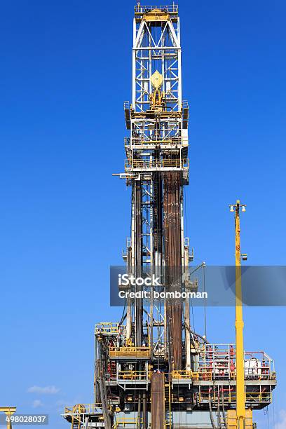 Derrick Licitación De Perforación De La Plataforma Petrolífera Foto de stock y más banco de imágenes de Acero
