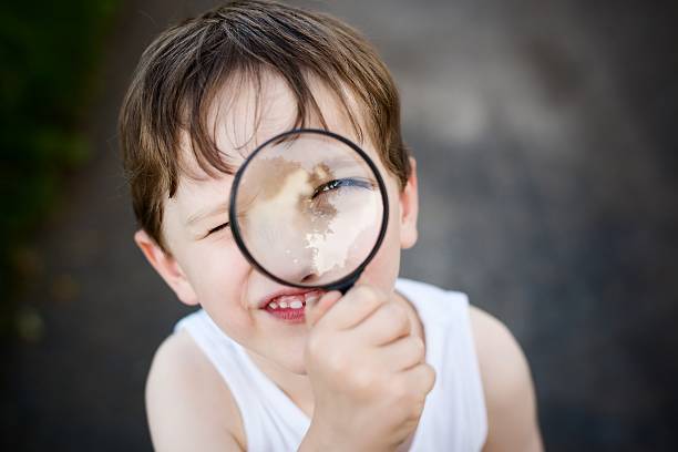 소년만 줄여야 돋보기 눈 - low scale magnification magnifying glass glass child 뉴스 사진 이미지