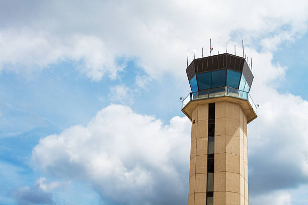 torre di controllo del traffico aereo - air traffic control tower foto e immagini stock