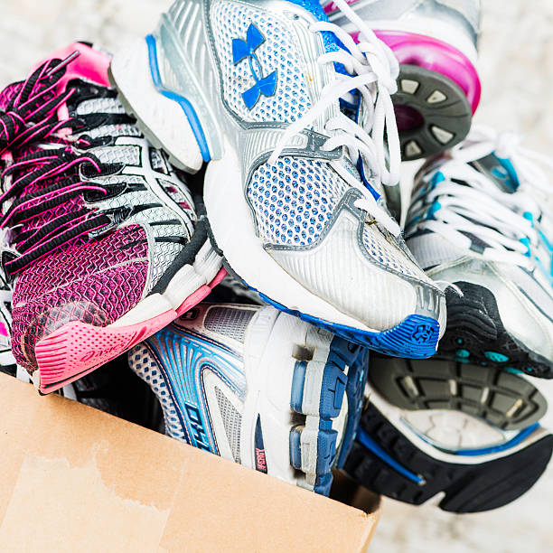 utilizar calzado listo para la donación de tenis - multi colored sports shoe horizontal editorial fotografías e imágenes de stock