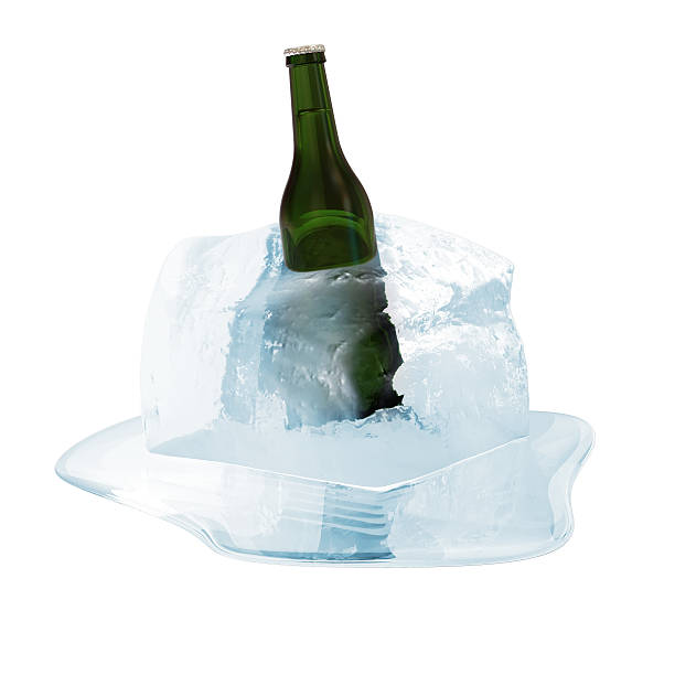 garrafa de cerveja em cubos de gelo derreter - transparent ideas lid glass - fotografias e filmes do acervo